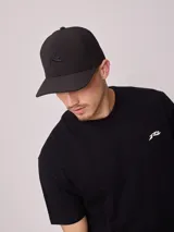 Gorra tipo visera Rusty de ripstop color negro, con logo bordado en el frente.