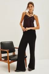 Pantalon de corte recto y tiro alto, confeccionado en tejido de viscosa y poliamida, con diseño liso y caída fluida.