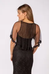 Vestido largo de encaje negro con escote en V, mangas cortas de tul transparente con detalles bordados y corte ajustado al cuerpo.