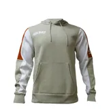 Canguro deportivo Umbro con capucha y cordones ajustables. Presenta un diseño tricolor con cuerpo en color gris, mangas con paneles blancos y detalles en naranja. Incluye bolsillo frontal tipo canguro, puños y ruedo acanalados, y logo de la marca bordado en el pecho y en la manga.