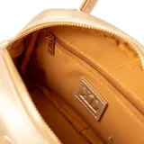 Cartera mini tipo bowling marca XL Extra Large, de color dorado, confeccionada en símil cuero. Cuenta con asas cortas fijas de mano y una correa regulable y desmontable para usar como bandolera. Posee cierre superior y detalle de aplique con el logo de la marca en el frente.