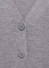 Cardigan de punto fino en color gris, con cuello en pico y cierre frontal de botones. Presenta un diseño recto de manga larga.