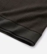 Remera polo blanca de viscosa texturizada con rayas, cuello y puños de mangas cortas en ribana con detalles contrastantes en negro.
