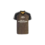 Remera Adidas Originals de estilo deportivo con estampado animal print de leopardo, mangas cortas negras con las clásicas tres tiras blancas de la marca, cuello en V y el logotipo de Adidas Originals en el pecho.