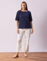 Blusa de algodón azul marino, de manga corta amplia, con tajo en el ruedo lateral decorado con botones.