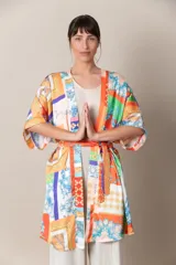 Kimono italiano de satén estampado con lazo.