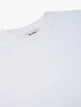 Remera blanca de manga corta, con cuello redondo y corte relajado y estructurado.