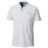 Chomba Columbia Utilizer Omni-Wick color blanco, de manga corta, con cuello mao y cierre frontal de botones. Cuenta con tecnología de absorción de humedad y protección solar.