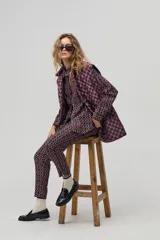 Pantalón largo de corte recto, con estampado geométrico en tonos bordó, negro y blanco.