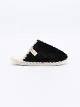 Pantuflas cerradas color negro con textura afelpada y borde trenzado color beige.