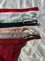 Pack de colaless regulables confeccionadas en algodón morley, con detalles de encaje lateral y tiras elásticas ajustables.