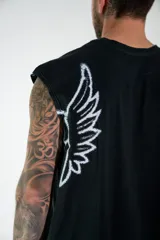 Musculosa de algodón elastizado, de corte holgado y diseño sin mangas, con estampa pequeña en el centro del pecho.