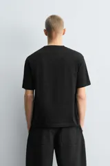 Camiseta de corte relajado confeccionada en algodón con acabado mercerizado, cuello redondo en rib y manga corta.