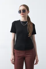 Remera de manga corta con cuello redondo a la base, de calce clásico y diseño minimalista con ruedo redondeado.