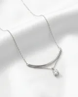 Collar de plata italiana 925 con diseño de doble cadena, una con barra curva lisa y otra con dije de circonia central.