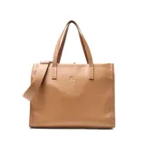 Cartera tipo tote de cuero color suela, con doble asa de hombro y correa larga ajustable y extraíble. Presenta un diseño minimalista con el logo de la marca grabado en el centro.