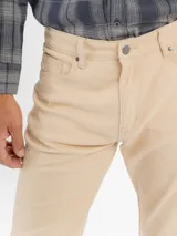 Pantalon de gabardina color azul marino, de corte regular y tiro medio. Cuenta con cinco bolsillos clásicos, cierre de botón y cremallera, y terminación recta.