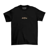 Remera negra de manga corta con estampado gráfico en la espalda que presenta el logo de la banda Sublime y un diseño de sol en tonos naranjas.