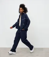 Pantalón deportivo de corte recto confeccionado en poliamida con tecnología dry. Presenta una cintura elástica en color gris contrastante y bolsillos laterales funcionales.