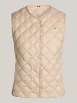 Chaleco acolchado color beige con relleno de plumón, cierre con botones a presión y logo de Tommy Hilfiger bordado en el pecho.