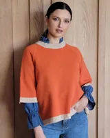 Sweater celeste de lana lambswool con cuello redondo y mangas 3/4.