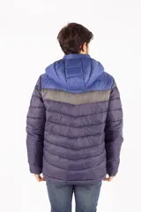 Campera puffer Brooksfield con diseño color block en tonos azul, gris y azul oscuro. Cuenta con capucha desmontable, cuello elevado, cierre frontal completo y bolsillos laterales con cierre. Presenta logo de la marca estampado en el pecho y en relieve en la manga.