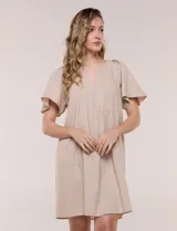 Vestido corto de silueta holgada y estilo túnica de la marca Signature, color beige, con escote en V, pliegues centrales en el frente y mangas cortas acampanadas.