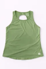Musculosa deportiva color verde pistacho, con cuello redondo y abertura tipo gota en la parte superior de la espalda. Presenta un diseño sin mangas y un pequeño parche con logo en el ruedo inferior.