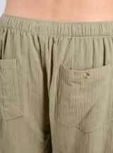 Pantalón O'Neill de corte recto y holgado confeccionado en tela de bambula color oliva, con cintura elástica con cordón ajustable y bolsillos frontales aplicados.
