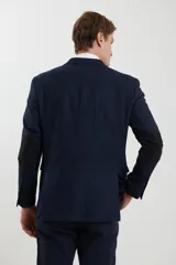 Saco azul oscuro de corte clásico, con solapa de muesca, cierre de dos botones, tres bolsillos delanteros y puños con cuatro botones.