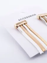 Par de caravanas colgantes con base dorada y flecos de cadenas plateadas y doradas.