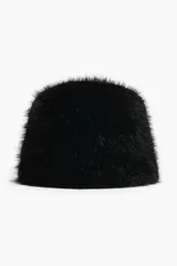 Sombrero tipo bucket sin ala, confeccionado en tejido sintético con textura de pelo largo en color negro. Cuenta con forro interior y elástico ajustable en la parte posterior.