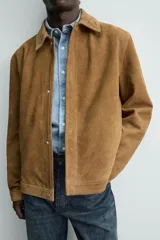 Sobrecamisa regular fit de ante color marrón, con cuello solapa, manga larga y cierre frontal de botones ocultos.