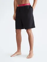 Short de dormir de ajuste relajado, color negro, con cintura elástica de jacquard en color rojo con la marca Calvin Klein y la frase 'This is Love'. Cuenta con bolsillos laterales y largo a media pierna.