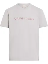 Remera gris claro de algodón orgánico, con cuello redondo, mangas cortas y logo Calvin Klein bordado en color cobre.