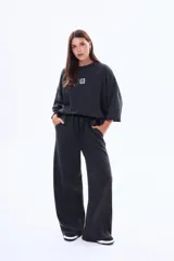 Buzo de felpa con cuello redondo a la base, de corte holgado y mangas tres cuartos con terminación desflecada. Presenta un acabado efecto lavado en color marrón.