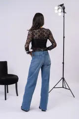 Pantalón wide leg de denim rígido azul, tiro alto y pierna recta.