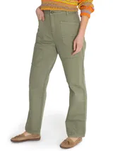 Pantalón estilo cargo de tiro alto, confeccionado en algodón orgánico. Presenta diseño con detalles de patchwork en dos tonalidades de verde, cierre tradicional, bolsillos frontales y refuerzos en las rodillas.