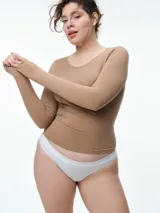 Camiseta de manga larga confeccionada en microfibra seamless, con cuello redondo y diseño ajustado al cuerpo que brinda una sensación de segunda piel.