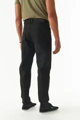 Pantalón negro de corte recto con cinco bolsillos, confeccionado en algodón y spandex.