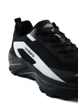 Championes de trekking Umbro Torren, color verde militar con suela negra y detalles en marrón. Presentan diseño técnico con cordones y capellada de malla transpirable.