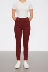 Pantalon jean skinny de tiro medio, con cierre frontal y bolsillos laterales.