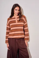 Sweater de punto con diseño de rayas horizontales en tonos marrón y salmón, con cuello polo y cierre frontal de tres botones. Presenta un corte oversize con mangas largas y puños ajustados.