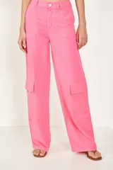 Pantalón cargo de tiro alto color rosado, con bolsillos laterales con solapa y corte ancho.