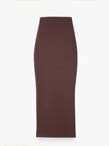 Falda midi de punto acanalado en color marrón, con diseño ajustado y cintura elástica.