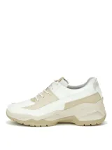 Sneaker Cat modelo Watchful, de diseño moderno en combinación de colores blanco y beige. Presenta capellada de cuero con detalles de costuras, cierre mediante cordones y suela de goma robusta con relieve.