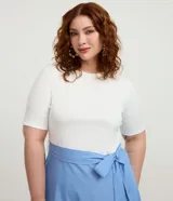 Vestido midi Ashua con parte superior blanca de manga corta y escote redondo, y pollera celeste con rayas verticales y lazo ajustable en la cintura.