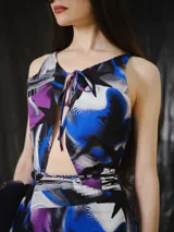 Top reversible sin mangas con escote drapeado, calce relajado y largo a la cintura. Cuenta con un diseño estampado digitalmente en tonos violeta, azul, negro, blanco y gris en un lado, y es de color negro liso en el reverso.