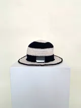 Gorro tipo bucket tejido a crochet a mano, con hilo 100% algodón, con diseño a rayas horizontales en color marrón y beige.