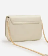 Cartera transversal pequeña Satinato en PU color bordó, con compartimentos internos, solapa frontal con detalle metálico y correa larga de cadena dorada.
